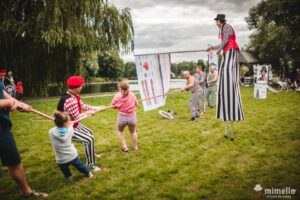 Szczudlarze na pikniku Biaystok Supral Augustw Mimello